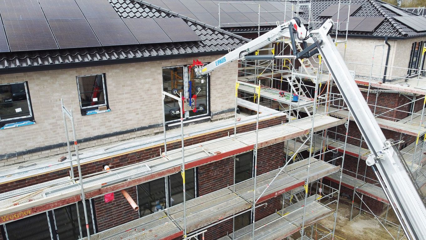 Anhängerkran bei der Fenstermontage